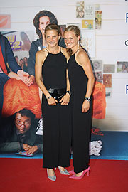 mal ohne Laufschuhe: die "Hahnertwins" Lisa und Anna Hahner bei der Premiere "Das Pubertier" am 04.07.2017 im Mathäser Filmpalast (©Foto: Martin Schmitz)